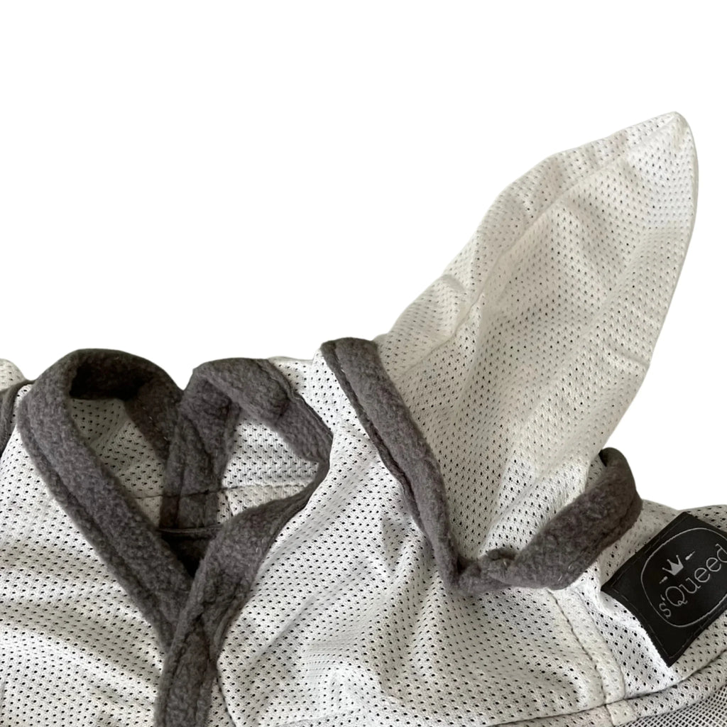 Weiße Fliegenmaske aus Mesh mit Ohrenschutz für Pferde, graue Umrandung, Nahaufnahme.