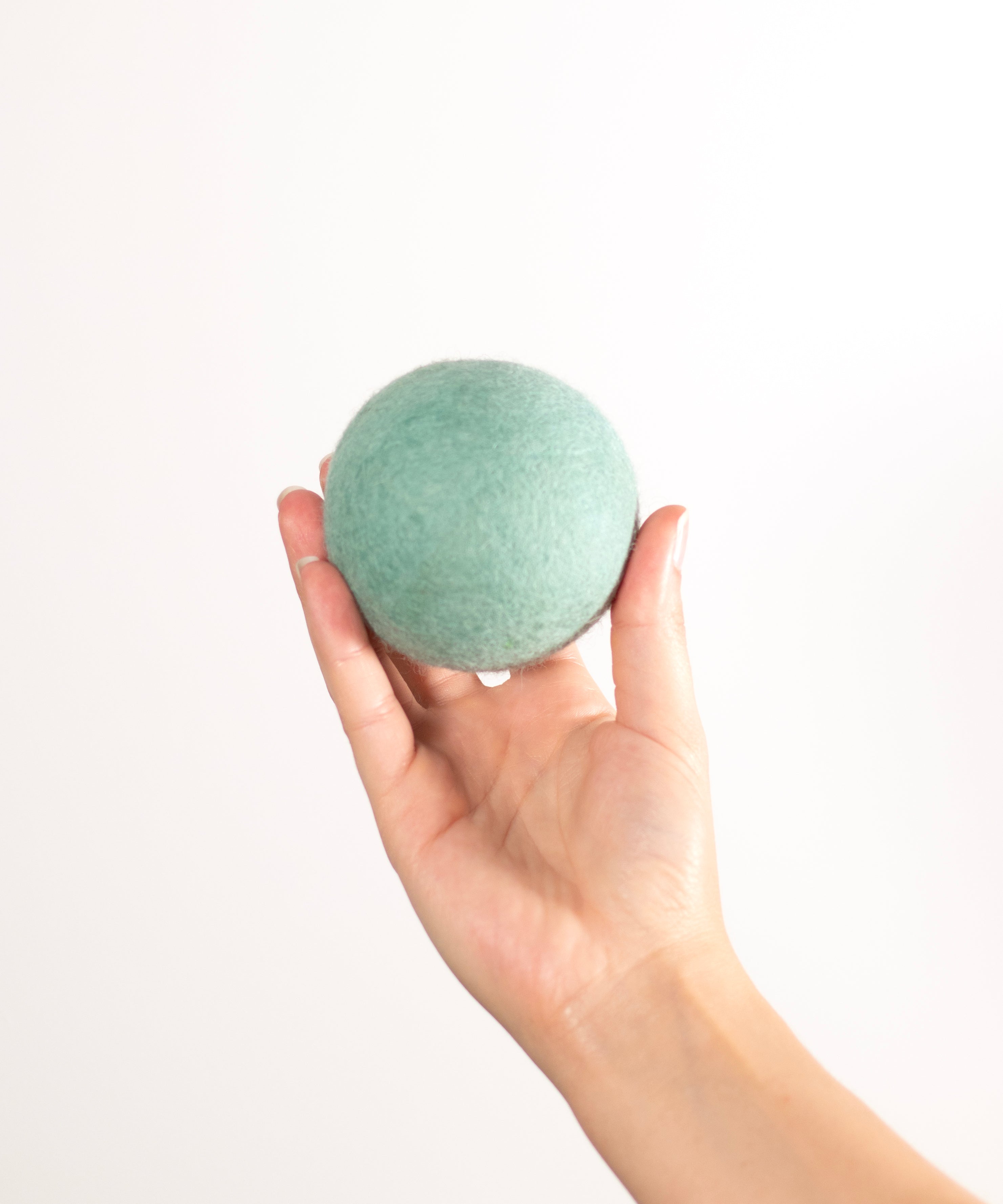 BUDDY. Hundespielzeug aus Schafwolle "Ball" - Mint - TierVita